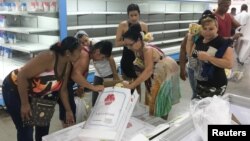 Mujeres compran pollo en un supermercado en La Habana. REUTERS/Sarah Marsh
