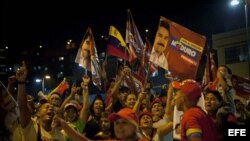 Seguidores del candidato presidencial Nicolás Maduro se reúnen hoy, domingo 14 de abril de 2013, en la parroquia 23 de enero, en Caracas (Venezuela).