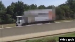 Imagen de video del camión en el que encontraron los cadáveres de los refugiados. (Tomada de YouTube)