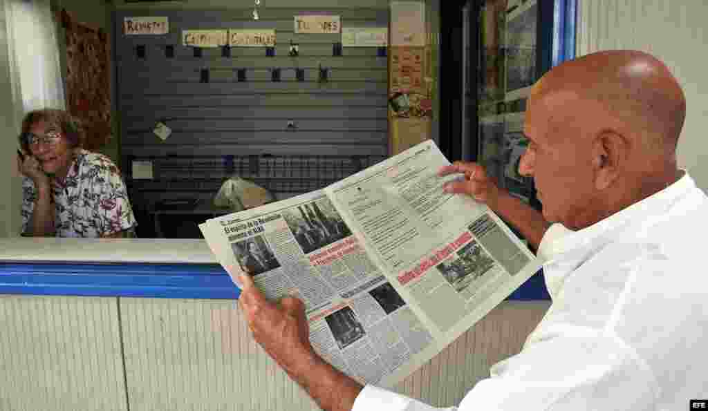 Un cubano lee un ejemplar del diario oficial Granma.