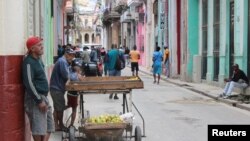 Un vendedor de frutas ambulante en una calle de la Habana Vieja. (REUTERS/Chris Arsenault)