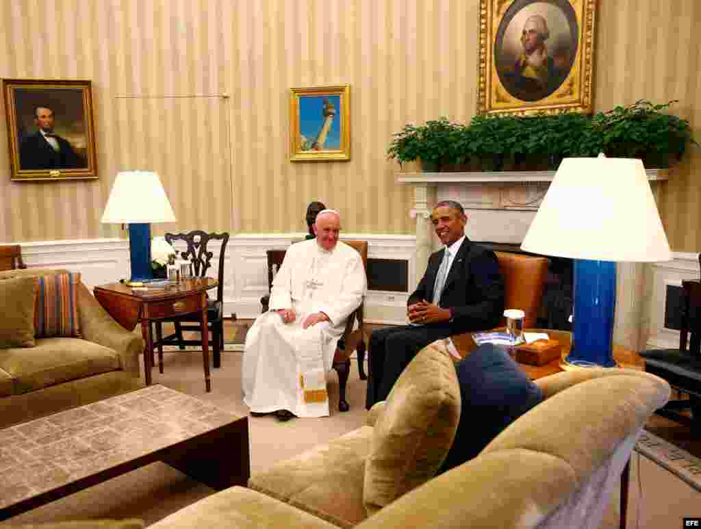 El Papa Francisco se entrevista en privado con el presidente Barack Obama en la Oficina Oval de la Casa Blanca.