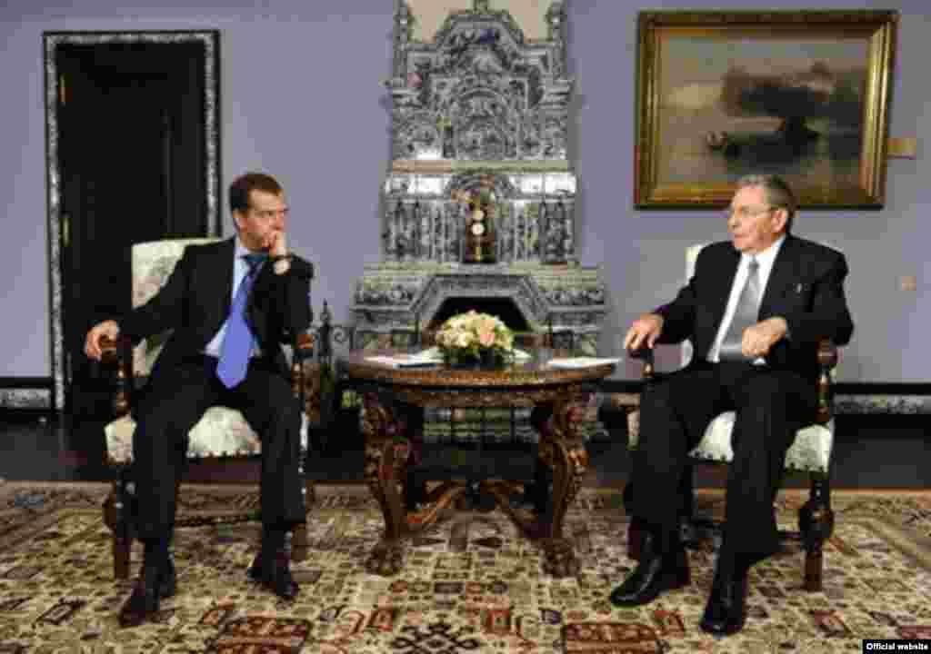El encuentro de Ra&uacute;l Castro y Medvedev en la sede del gobierno ruso. 