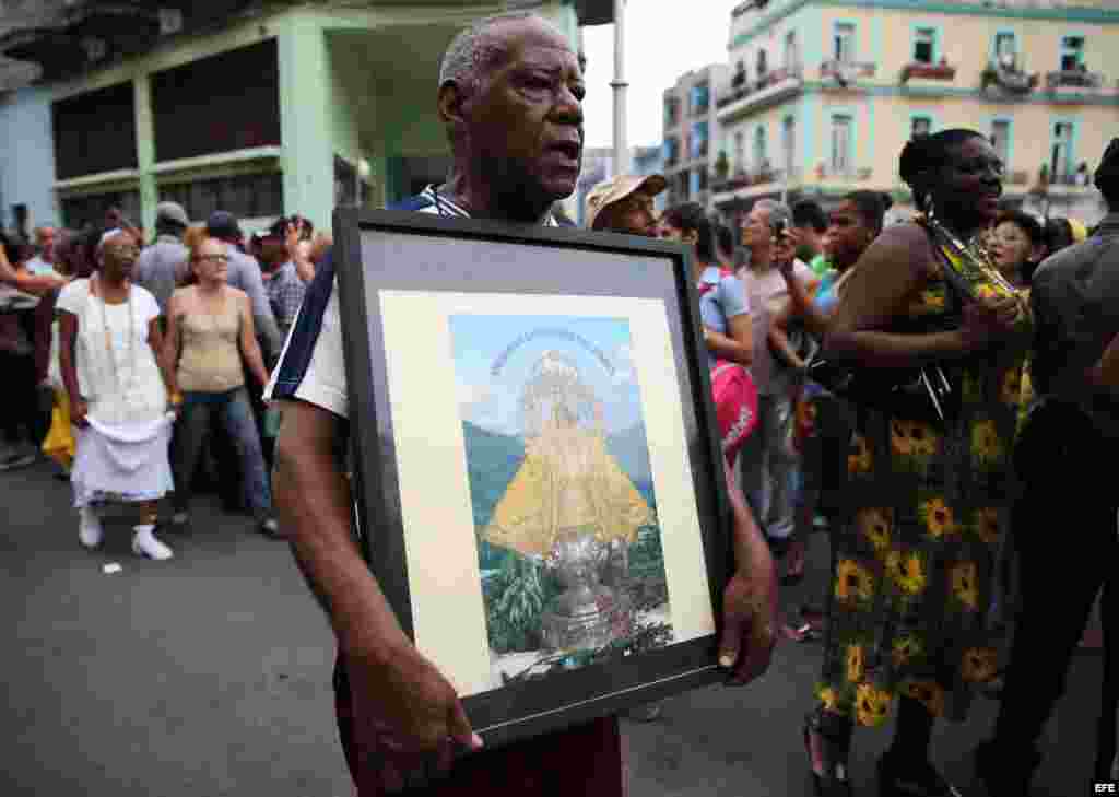 Miles de devotos católicos son vistos hoy, martes 8 de septiembre de 2015, durante la veneración a la Virgen de la Caridad del Cobre, patrona de la isla, en una procesión en la que pidieron "paz y amor". EFE