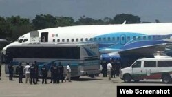 Autoridades mexicanas repatrían a 70 cubanos desde el Aeropuerto de Tapachula.