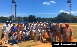 Equipos de béisbol de secundaria de Cuba y Miami posan juntos en la isla.