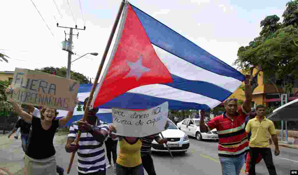 Grupos a favor del Gobierno cubano gritan consignas revolucionarias hoy, domingo 13 de septiembre de 2015, durante una manifestación en contra de disidentes cubanos en La Habana (Cuba).