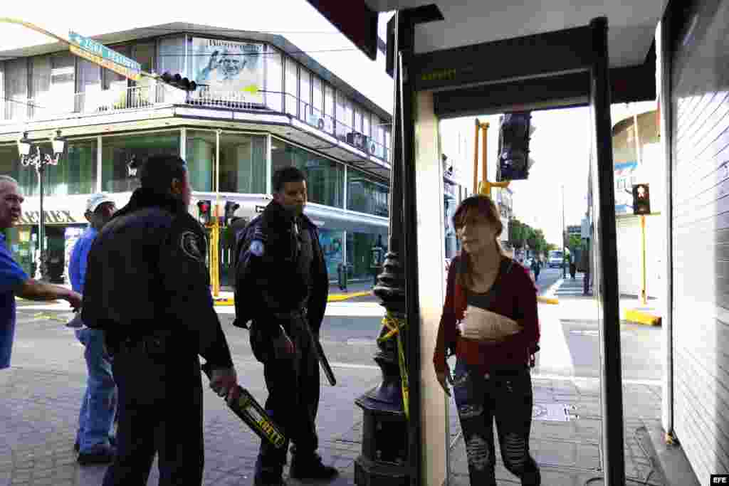 Agentes de la policía controlan una de las entradas a la plaza de Los Mártires