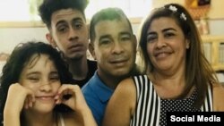 El pastor Lorenzo Rosales junto a su esposa e hijos. (Foto: Facebook)