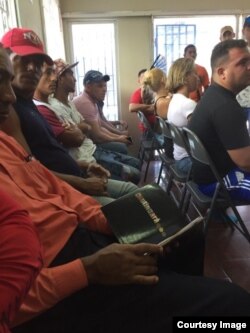 Cubanos esperan ser atendidos en oficinas de ACNUR en Trinidad y Tobago.