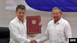 Juan Manuel Santos y Raúl Castro se dan la mano tras la firma del acuerdo de cese el fuego entre Colombia y las FARC.