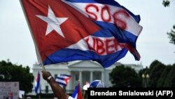 Manifestantes en Washington exigen apoyo de EEUU a los anhelos de libertad del pueblo cubano, en una manifestación frente a la Casa Blanca el 26 de julio. Brendan Smialowski / AFP