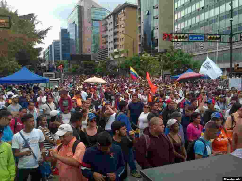 Manifestantes en la Plaza Brión de Chacaíto en apoyo a Leopoldo López.
