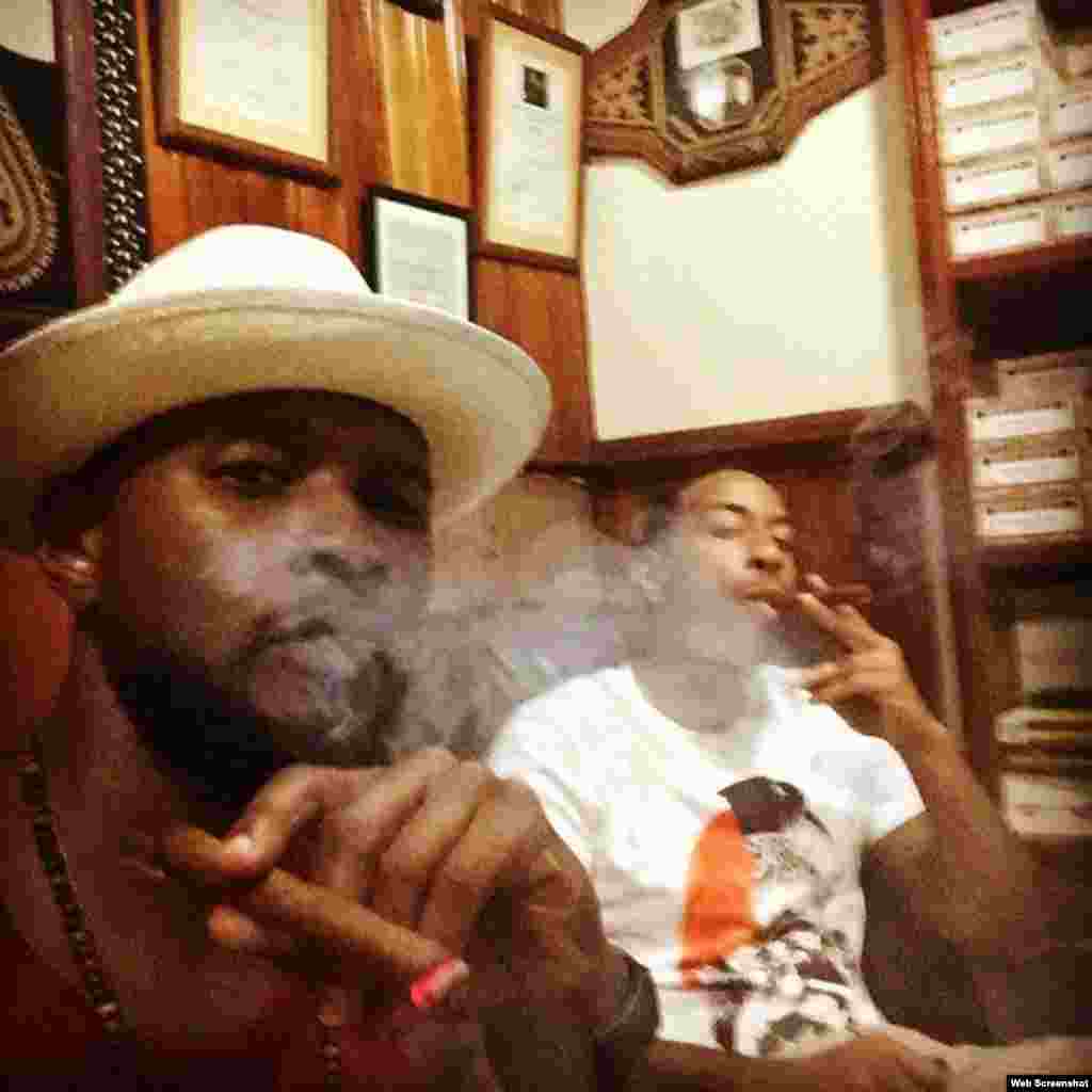 Usher y Ludacris en una foto colgada en sus redes sociales fumando un tabaco.
