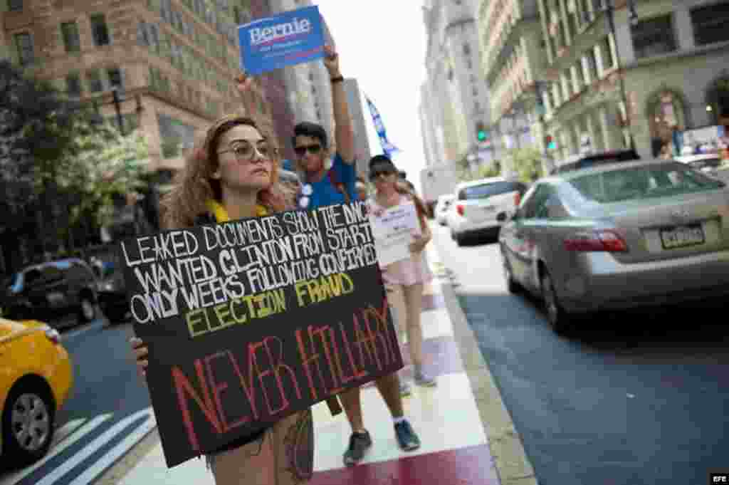 Una joven se manifiesta en apoyo al senador por el estado de Vermont Bernie Sanders frente al Ayuntamiento de Filadelfia, antes de la apertura de la Convención Demócrata en Filadelfia, Estados Unidos, hoy, 25 de julio de 2016.