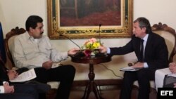 Nicolás Maduro (i), durante una reunión con el presidente de la compañía rusa de petróleo Rosneft, Igor Sechin (d), en el Palacio de Miraflores en Caracas (Venezuela). 