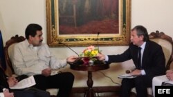 Nicolás Maduro y el presidente de la compañía rusa de petróleo Rosneft, Igor Sechin (i-d), en el Palacio de Miraflores.