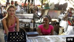 Dos jóvenes trabajadoras en un mercado de La Habana.