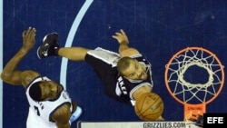 El francés Tony Parker (d) de los Spurs en acción ante Tony Allen (i) de los Grizzlies durante el cuarto partido de las finales de la Conferencia Oeste.