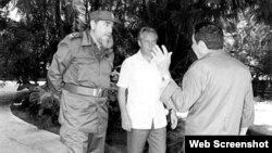 Nikolai Leonóv con Fidel y Raúl Castro en La Habana.