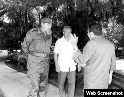 Nikolai Leonóv (centro) junto a Fidel y Raúl Castro en La Habana.
