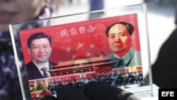 Un vendedor expone un recuerdo con la imagen del presidente chino, Xi Jinping (izq), y del fallecido líder Mao Zedong (dcha) en la Plaza de Tiananmen, en Pekín (China).