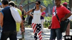Una joven cubana viste un pantalón con los colores de EE.UU.