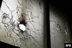 Vista de impactos de bala en una ventana de la capilla Divina Misericordia.
