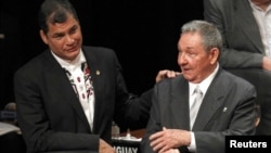 El presidente ecuatoriano Rafael Correa y Raúl Castro.