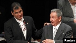 El presidente ecuatoriano Rafael Correa y Raúl Castro.