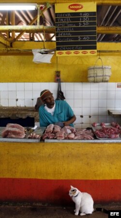 Carnicería en agromercado de La Habana (Cuba).