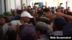 La policía arresta a un hombre en la apertura del mercado de Cuatro Caminos. (Captura de video/Cubanet)