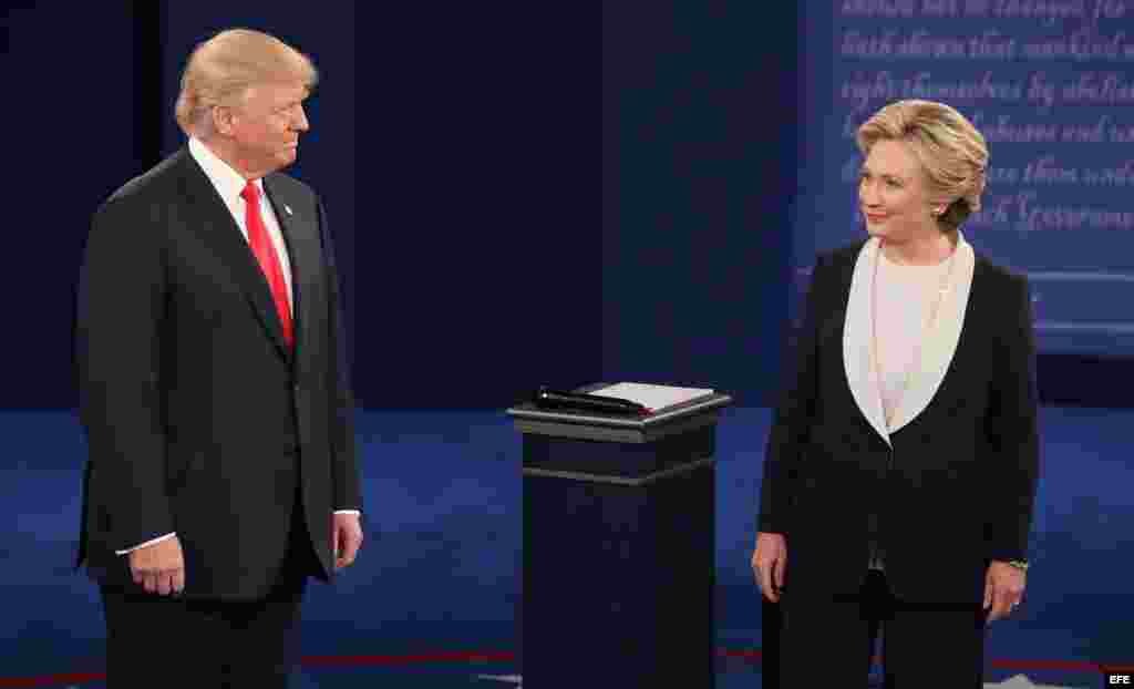 Donald Trump y Hillary Clinton en el segundo debate presidencial. 