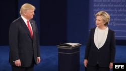 Donald Trump y Hillary Clinton en el segundo debate presidencial. 