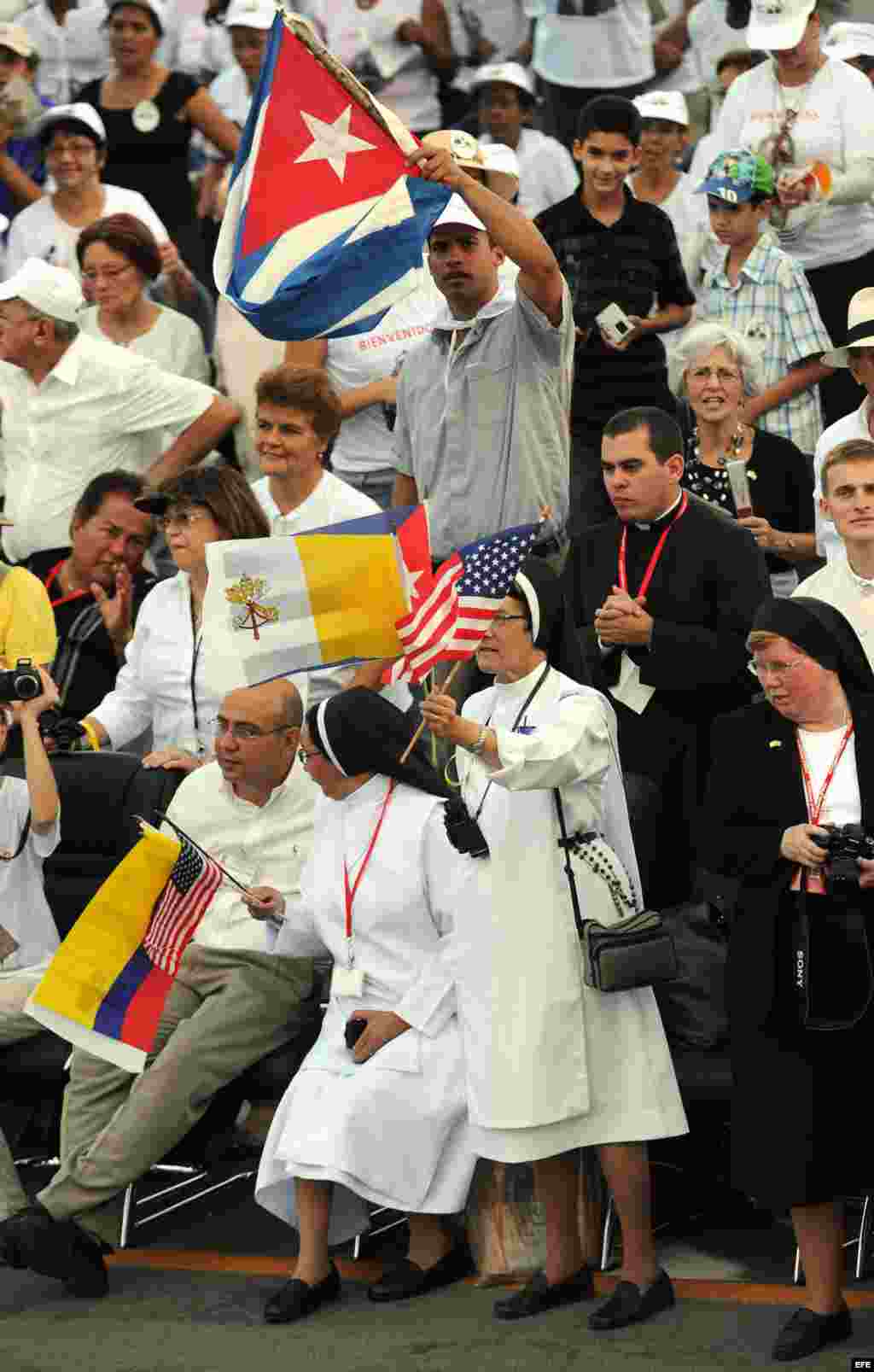 Religiosos en la misa que ofreci&oacute; Benedicto XVI en la Plaza de la Revoluci&oacute;n Antonio Maceo, el lunes 26 de marzo de 2012, en de Santiago de Cuba. 
