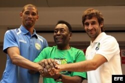 El exfutbolista brasileño Edson Arantes Do Nascimento, Pelé (c), posa junto al jugador del Cosmos de Nueva York, el delantero español Raúl González (d), y el capitán de la selección nacional de Cuba Yeniel Márquez (i).