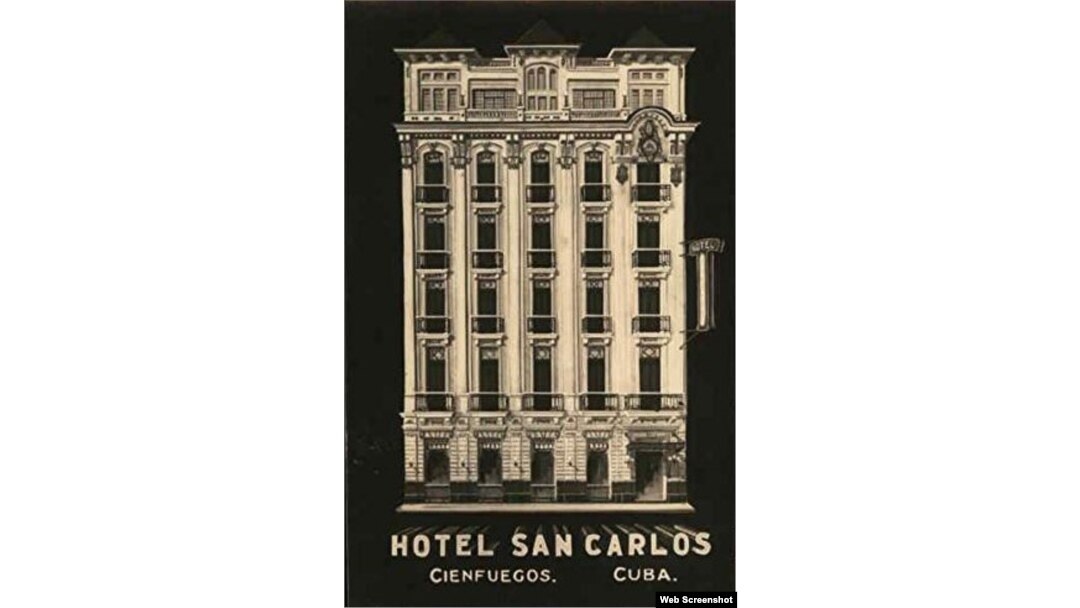 Una postal muestra la fachada del Hotel San Carlos.