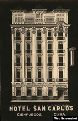 Una postal muestra la fachada del Hotel San Carlos.