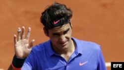 El suizo Roger Federer celebra su victoria ante el bosnio Damir Dzumhur.