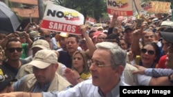 El expresidente y actual senador Álvaro Uribe encabeza la multitudinaria marcha en Medellín.