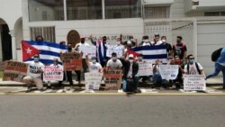 Manifestación frente a la embajada cubana en Lima, Perú. (Facebook/Movimiento Acciones por la Democracia)