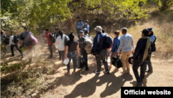 Un grupo de migrantes cubanos detenidos por la Policía de Honduras en 2021. (INM/Archivo)