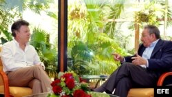 Presidente de Colombia, Juan Manuel Santos (i) y su homólogo de Cuba, Raul Castro(d) . 