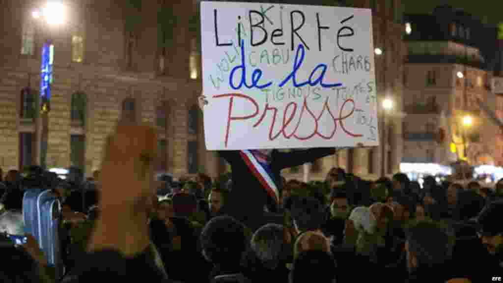 Miles de personas asisten a una vigilia hoy en Place de la Republique, centro de París 