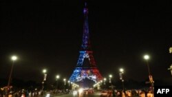 La Torre Eiffel iluminada de blanco, rojo y azul el 15 de julio de 2018. Foto Ludovic MARIN / AFP