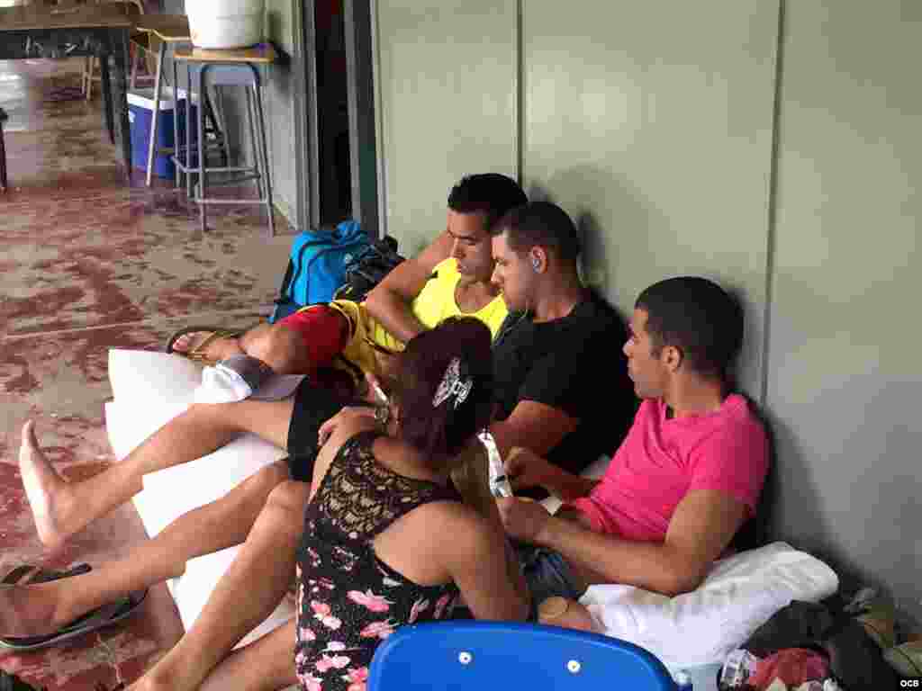 Cubanos en la frontera de Nicaragua-Costa Rica comparten celular.
