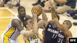  Indiana Pacers contra Miami Heat durante el cuarto juego ganado por los Pacers, en Indiana.