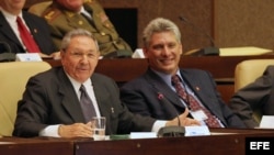 Raúl Castro (i), y Miguel Díaz-Canel (d), en la Asamblea del Partido Comunista Cubano, en La Habana (Cuba). 