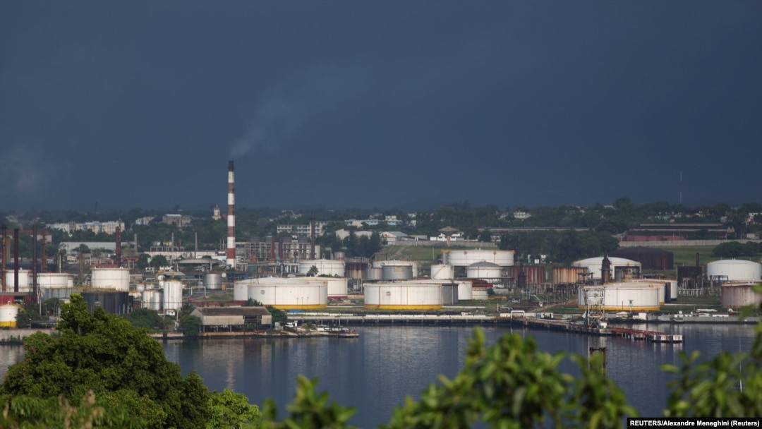 Vista de la refinería Ñico López, en La Habana. (REUTERS/Alexandre Meneghini/Archivo)