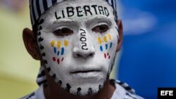 Oposición venezolana marcha contra el gobierno y apoya a López